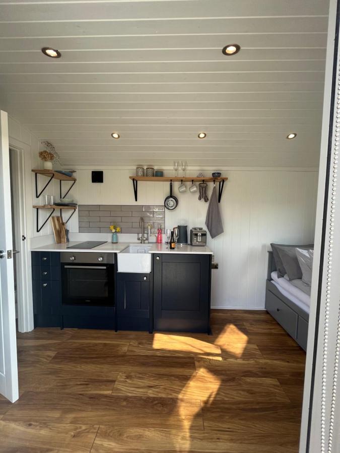 Luxury Shepherds Hut - The Sweet Pea By The Lake York Exterior photo