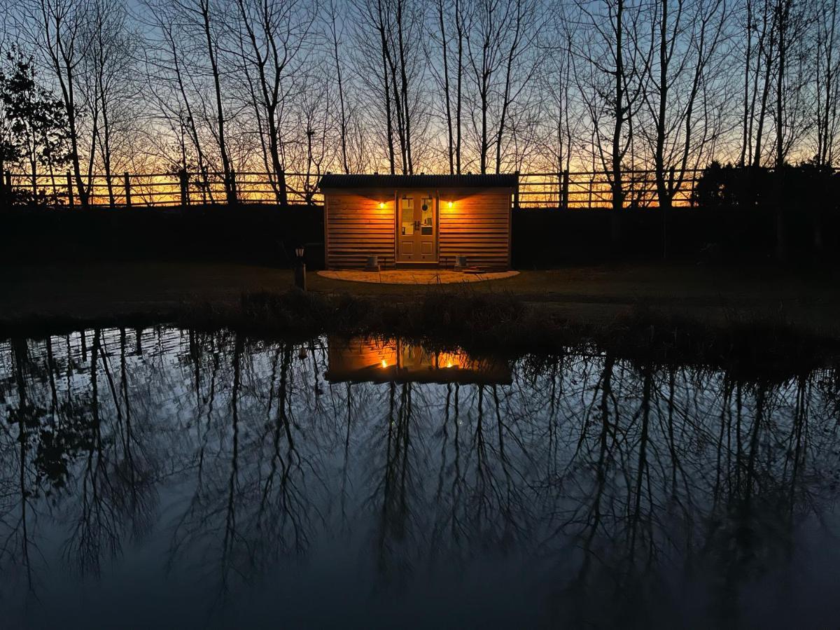 Luxury Shepherds Hut - The Sweet Pea By The Lake York Exterior photo
