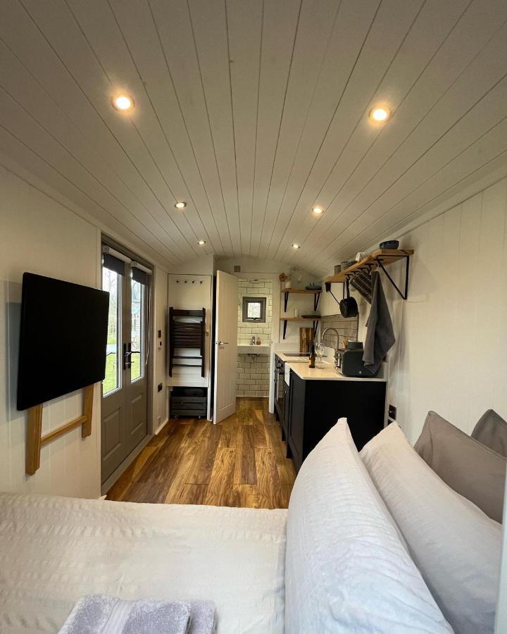 Luxury Shepherds Hut - The Sweet Pea By The Lake York Exterior photo