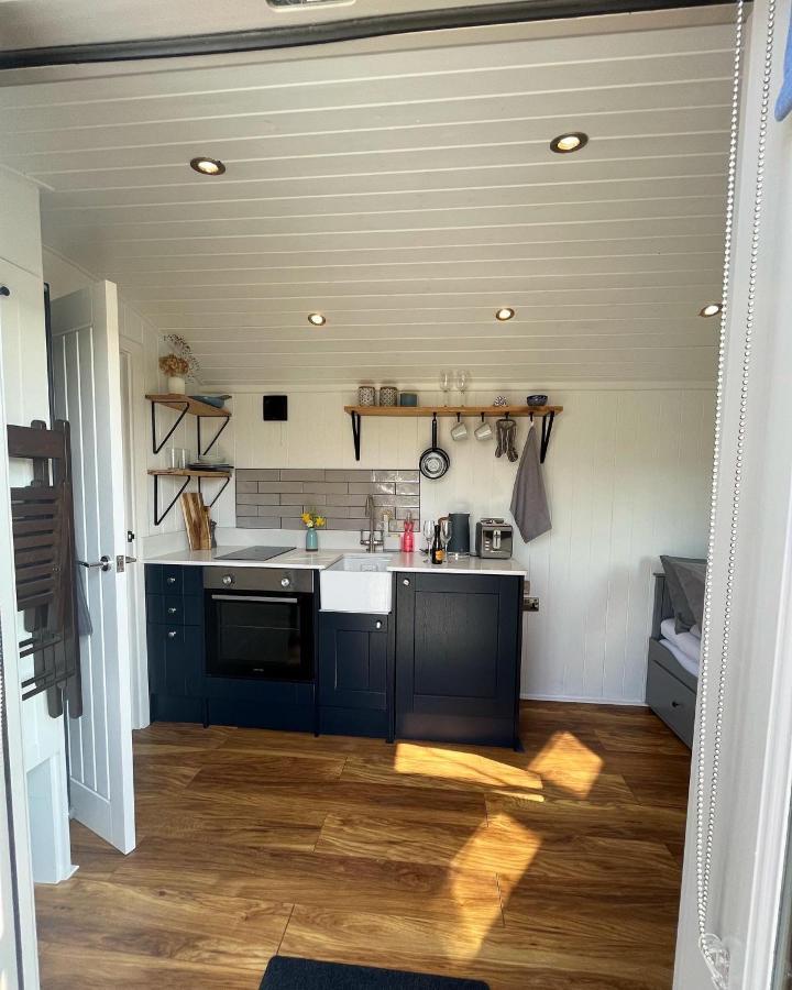 Luxury Shepherds Hut - The Sweet Pea By The Lake York Exterior photo
